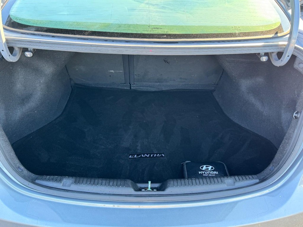 Hyundai Elantra Vehicle Full-screen Gallery Image 06