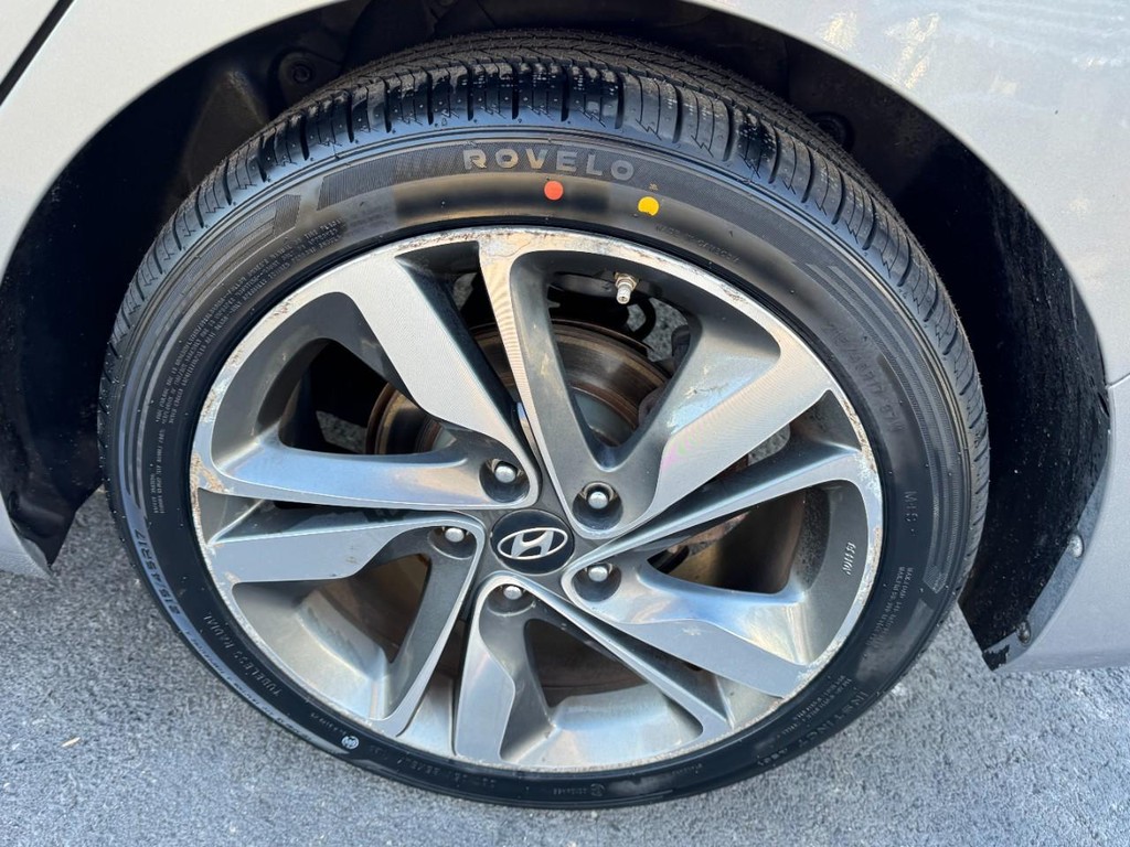 Hyundai Elantra Vehicle Full-screen Gallery Image 07