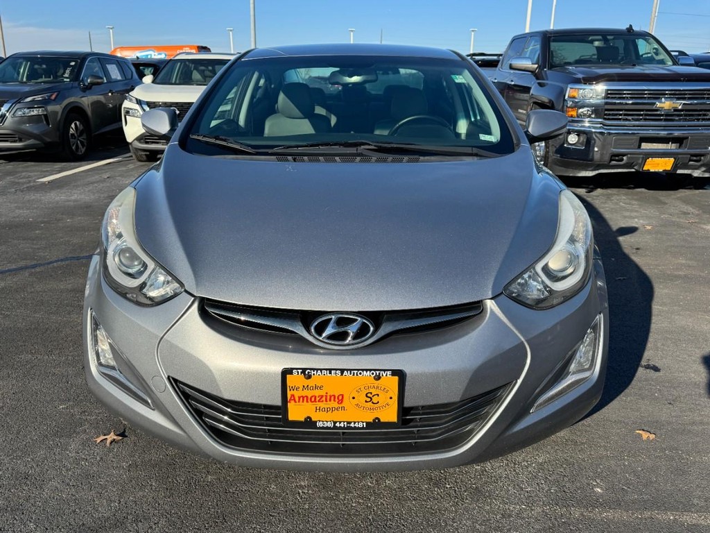 Hyundai Elantra Vehicle Full-screen Gallery Image 09