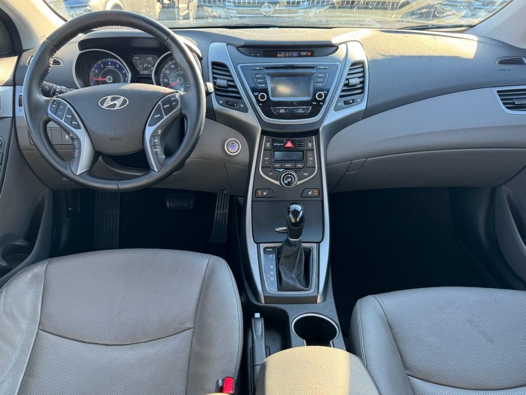 Hyundai Elantra Vehicle Full-screen Gallery Image 11