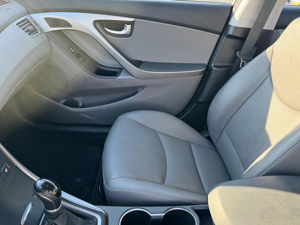 Hyundai Elantra Vehicle Full-screen Gallery Image 13