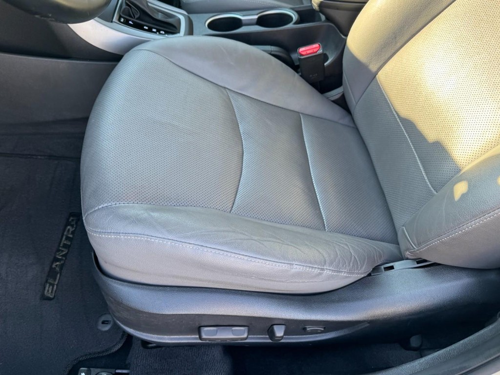 Hyundai Elantra Vehicle Full-screen Gallery Image 14