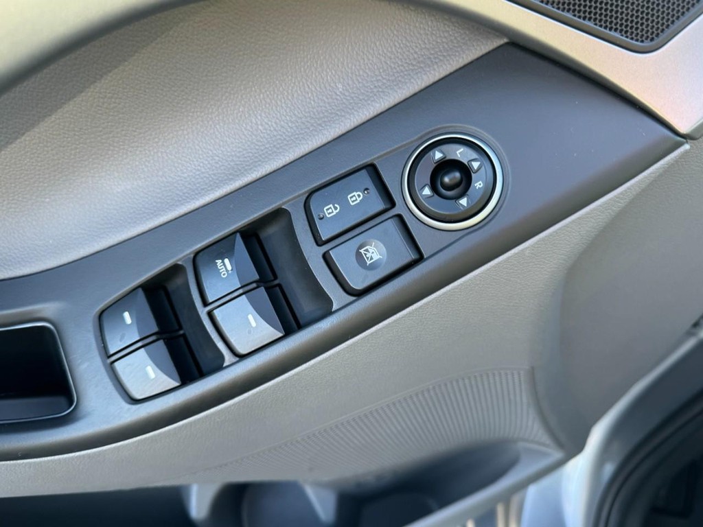 Hyundai Elantra Vehicle Full-screen Gallery Image 15