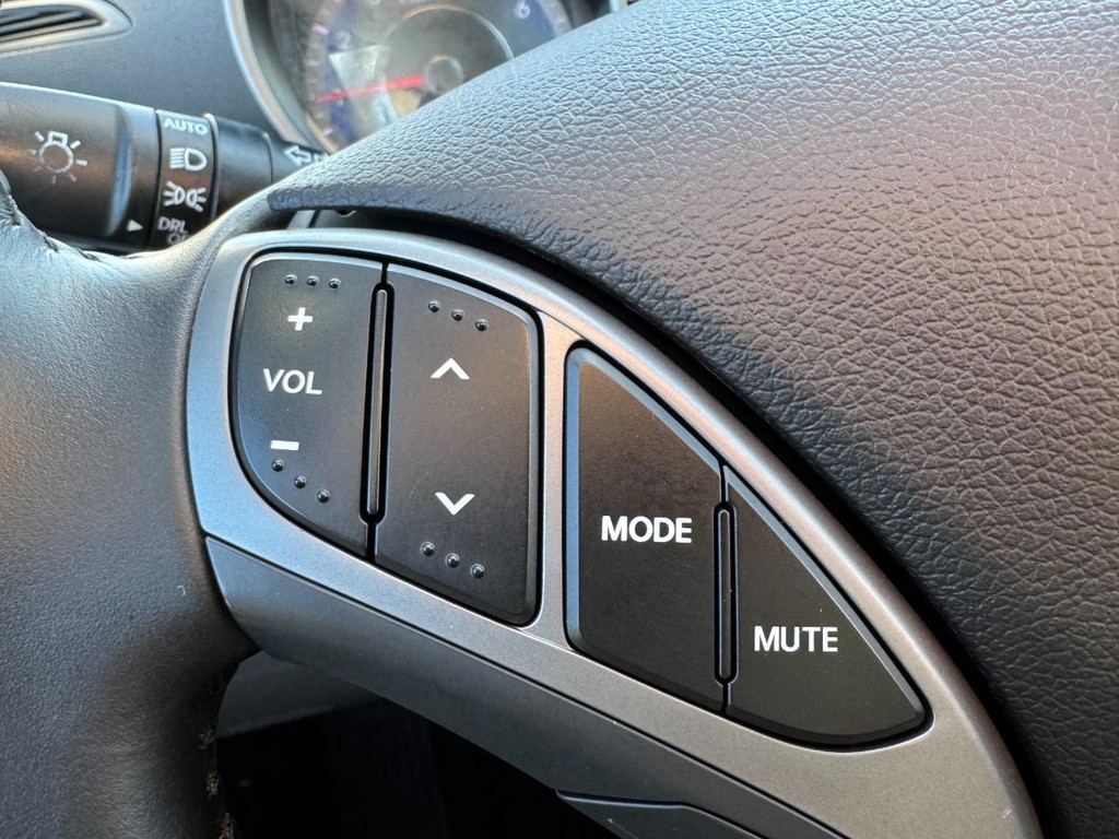 Hyundai Elantra Vehicle Full-screen Gallery Image 16