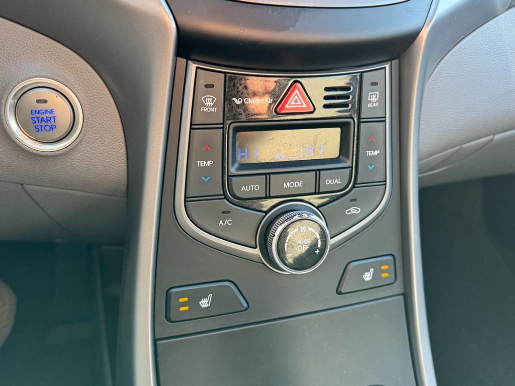 Hyundai Elantra Vehicle Full-screen Gallery Image 18