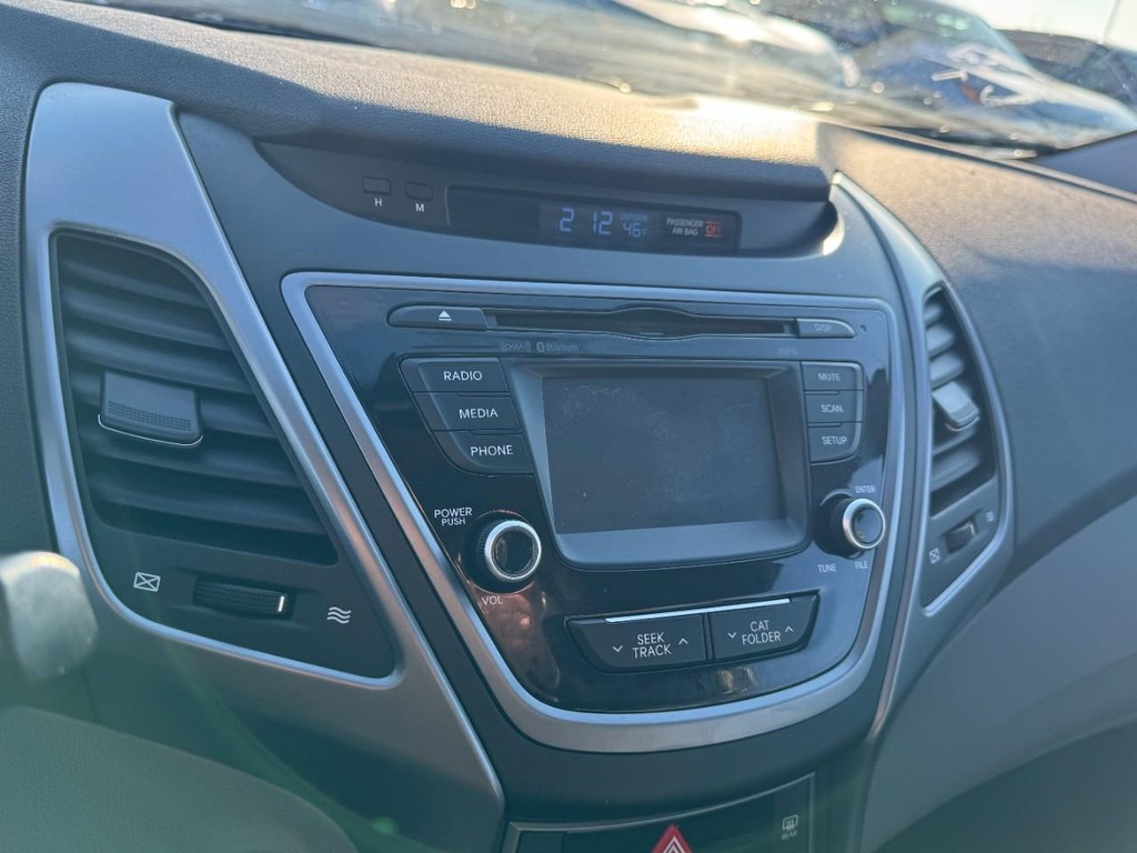 Hyundai Elantra Vehicle Full-screen Gallery Image 19
