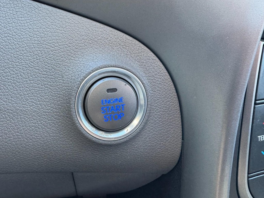 Hyundai Elantra Vehicle Full-screen Gallery Image 20