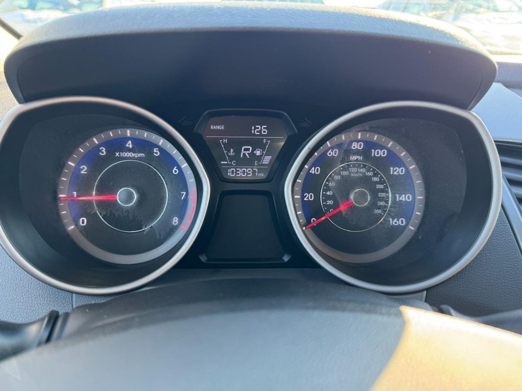 Hyundai Elantra Vehicle Full-screen Gallery Image 21