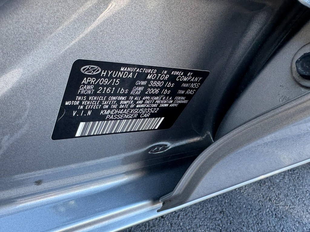 Hyundai Elantra Vehicle Full-screen Gallery Image 22