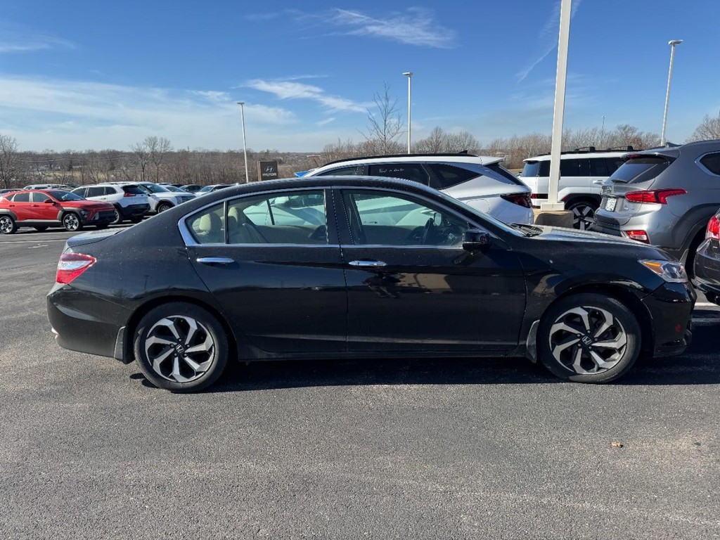 Honda Accord Sedan Vehicle Full-screen Gallery Image 02