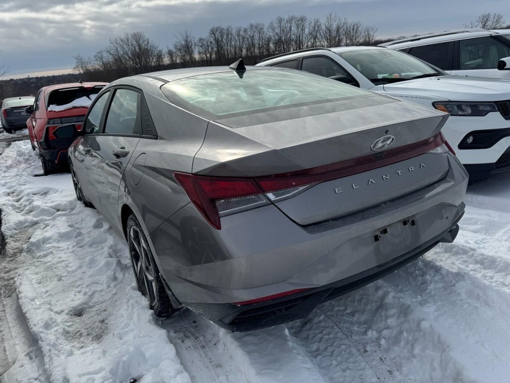 Hyundai Elantra Vehicle Full-screen Gallery Image 04