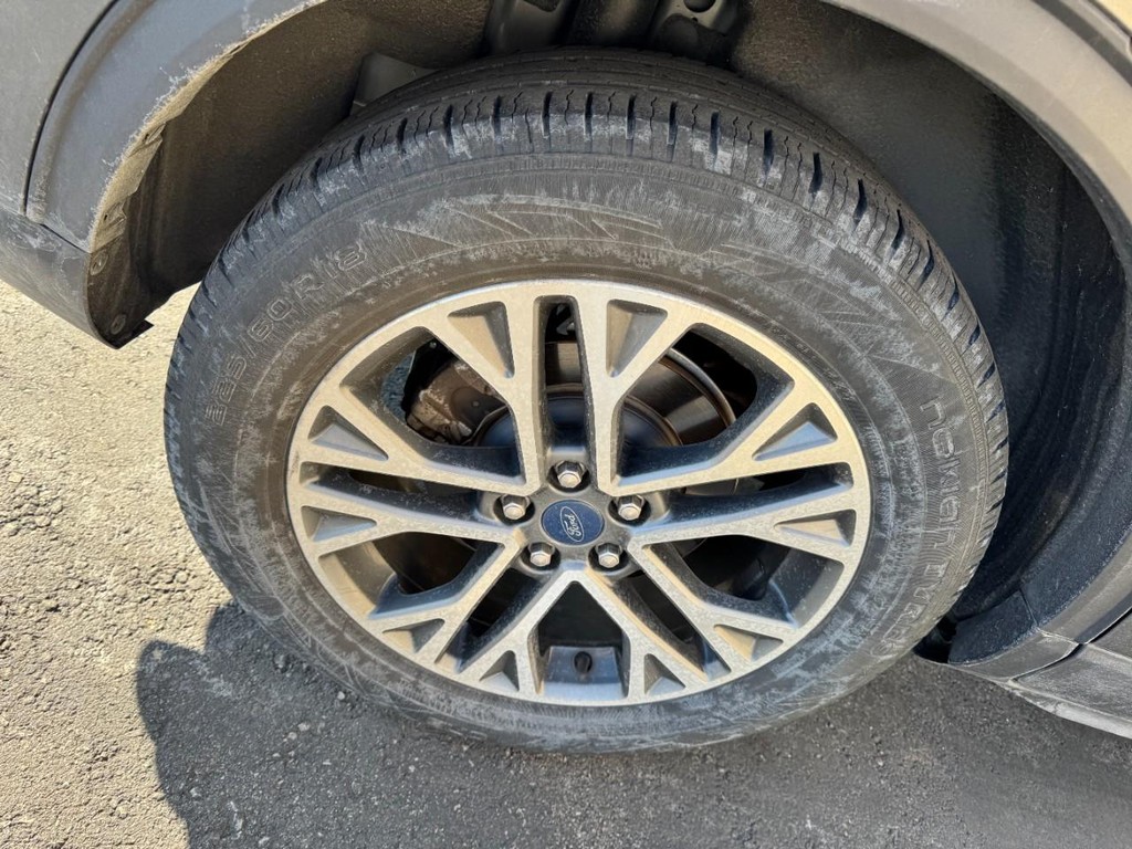 Ford Escape Vehicle Full-screen Gallery Image 04