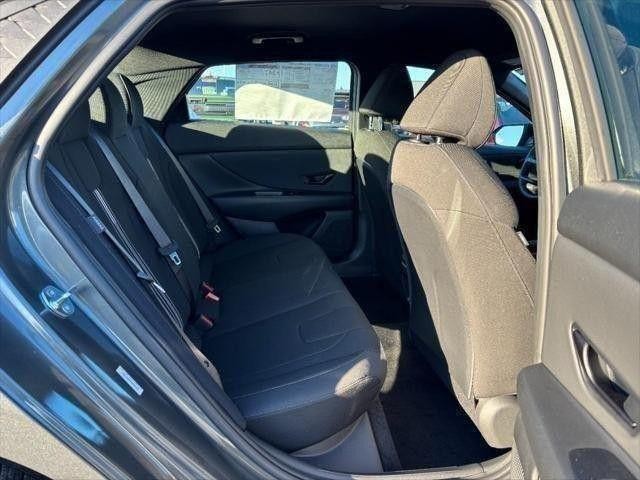 Hyundai Elantra Vehicle Full-screen Gallery Image 05