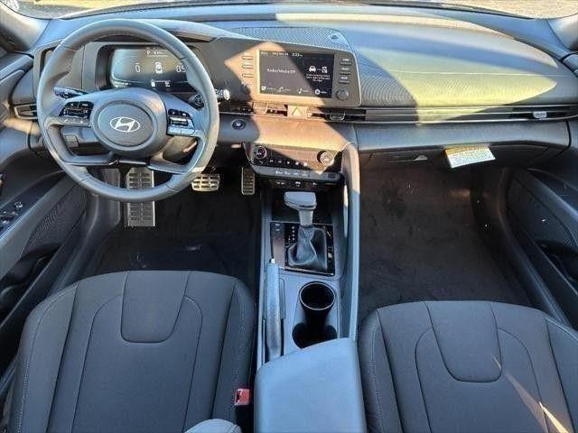 Hyundai Elantra Vehicle Full-screen Gallery Image 06
