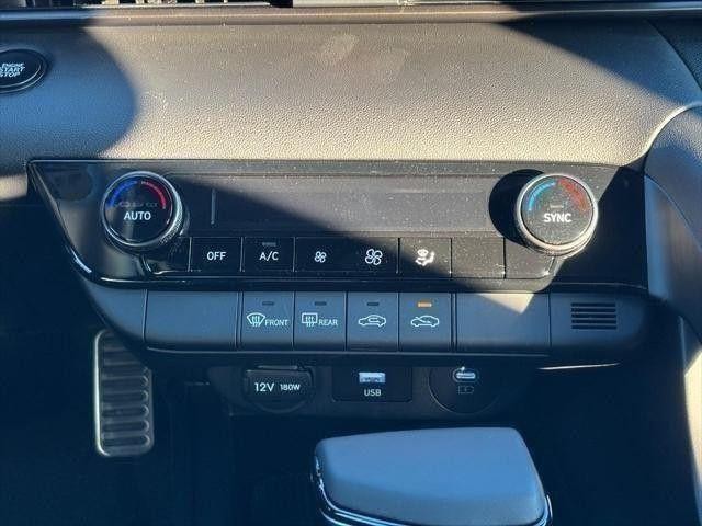 Hyundai Elantra Vehicle Full-screen Gallery Image 09