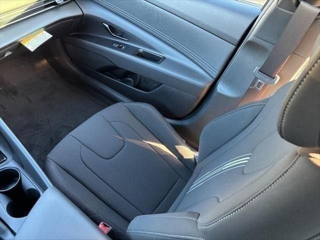 Hyundai Elantra Vehicle Full-screen Gallery Image 10