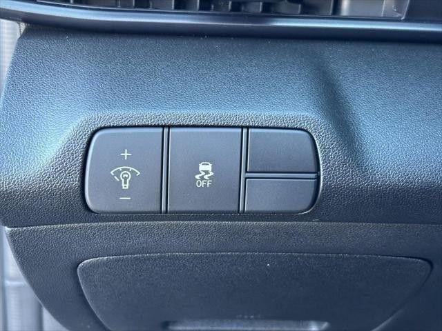 Hyundai Elantra Vehicle Full-screen Gallery Image 11