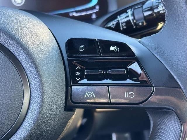 Hyundai Elantra Vehicle Full-screen Gallery Image 13
