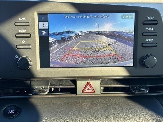 Hyundai Elantra Vehicle Full-screen Gallery Image 16