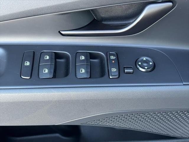 Hyundai Elantra Vehicle Full-screen Gallery Image 18