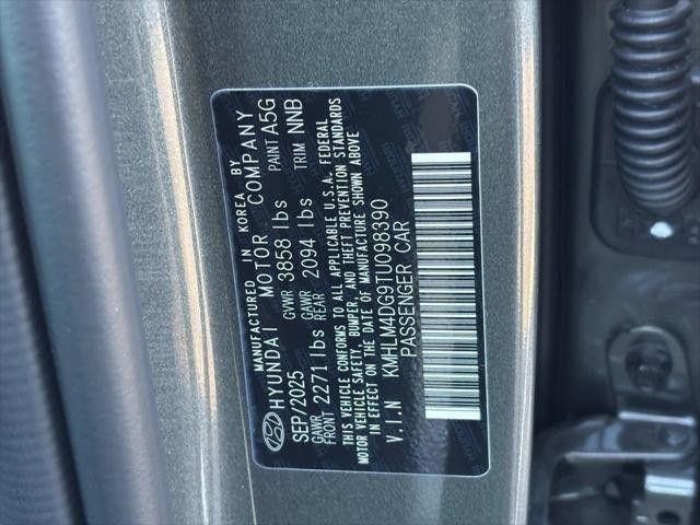 Hyundai Elantra Vehicle Full-screen Gallery Image 20