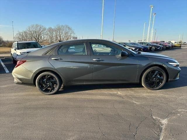 Hyundai Elantra Vehicle Full-screen Gallery Image 02