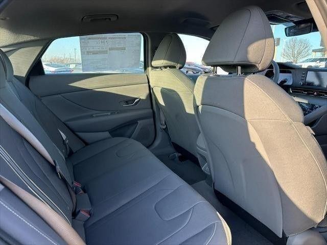 Hyundai Elantra Vehicle Full-screen Gallery Image 04
