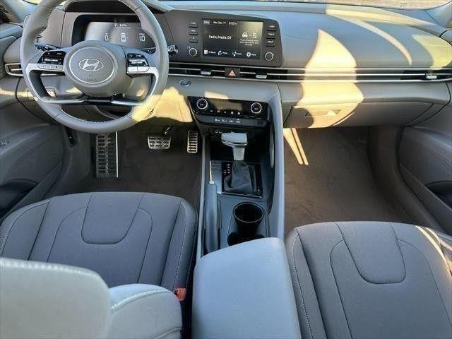 Hyundai Elantra Vehicle Full-screen Gallery Image 05