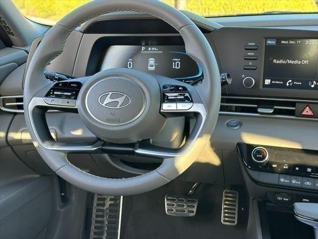 Hyundai Elantra Vehicle Full-screen Gallery Image 06