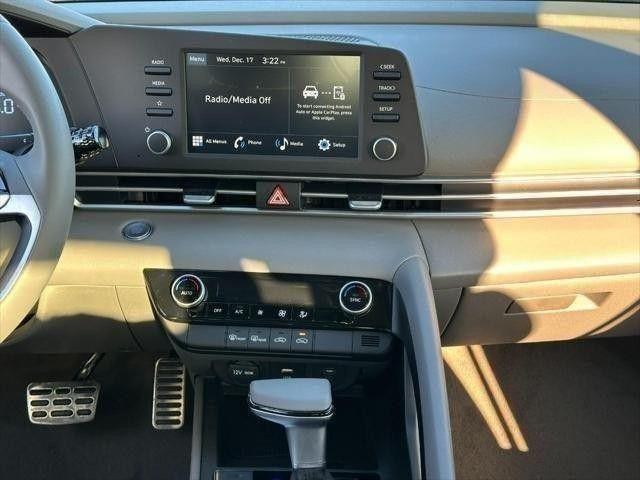 Hyundai Elantra Vehicle Full-screen Gallery Image 07
