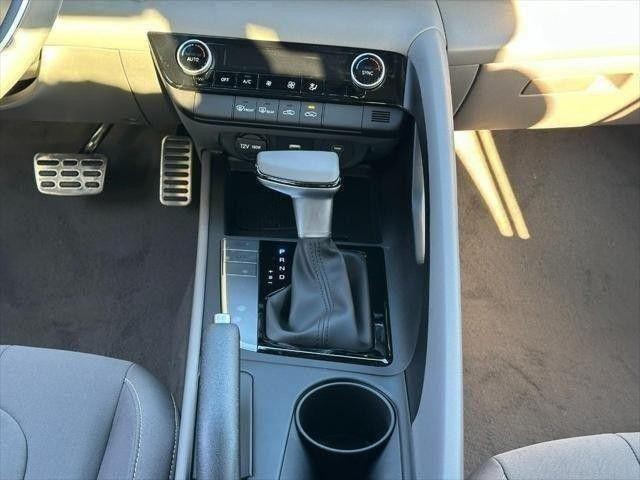 Hyundai Elantra Vehicle Full-screen Gallery Image 08
