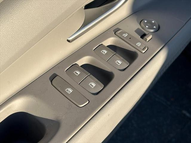 Hyundai Elantra Vehicle Full-screen Gallery Image 09