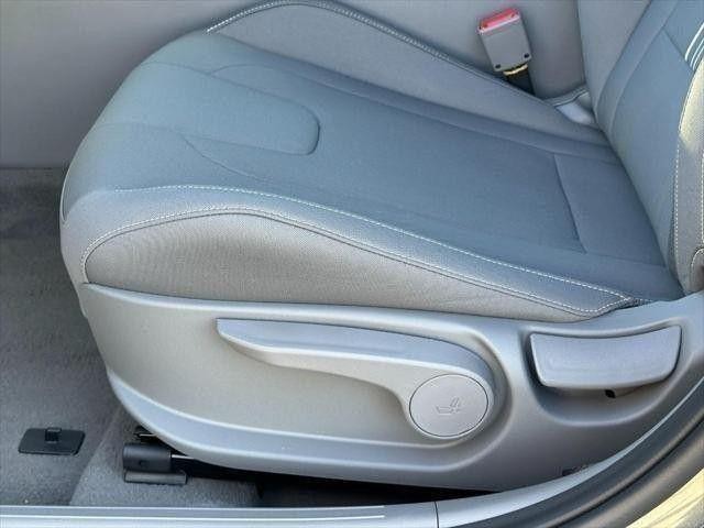 Hyundai Elantra Vehicle Full-screen Gallery Image 10