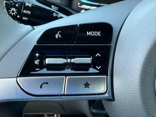 Hyundai Elantra Vehicle Full-screen Gallery Image 11