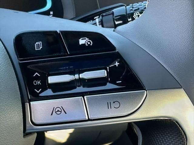 Hyundai Elantra Vehicle Full-screen Gallery Image 12