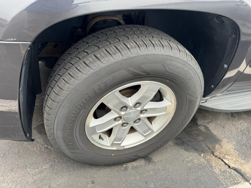 GMC Yukon Vehicle Full-screen Gallery Image 04