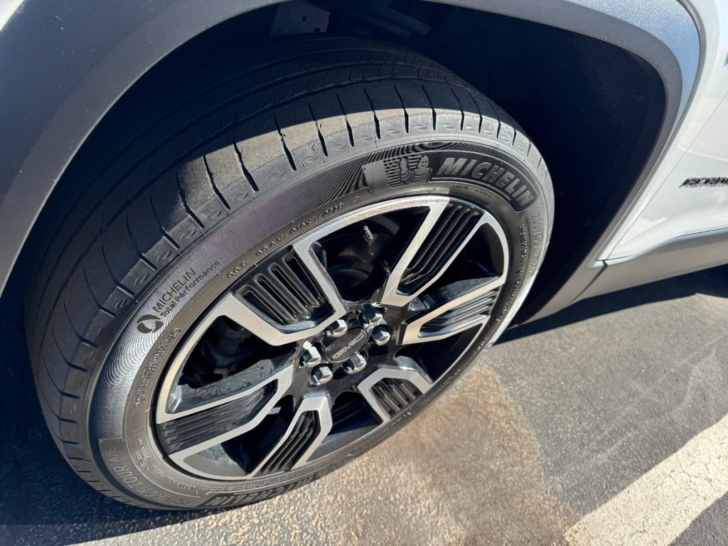 GMC Acadia Vehicle Full-screen Gallery Image 04