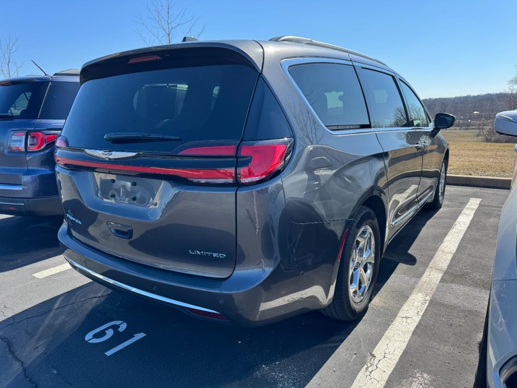 Chrysler Pacifica Vehicle Full-screen Gallery Image 02