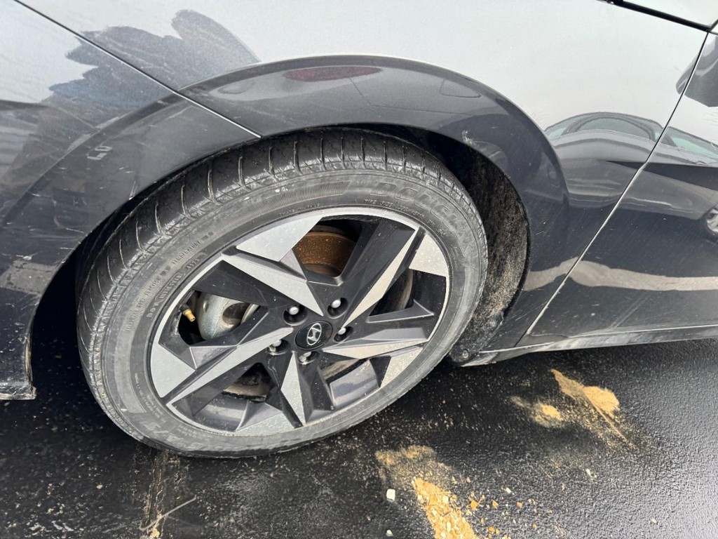 Hyundai Elantra Vehicle Full-screen Gallery Image 04