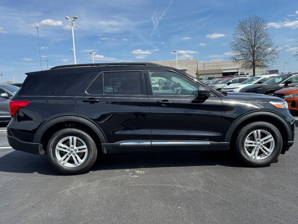 Ford Explorer Vehicle Full-screen Gallery Image 02