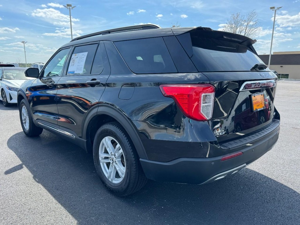 Ford Explorer Vehicle Full-screen Gallery Image 05