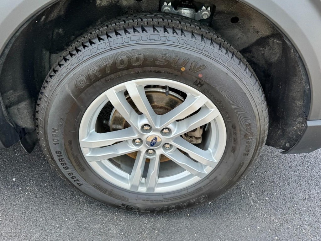 Ford Explorer Vehicle Full-screen Gallery Image 07