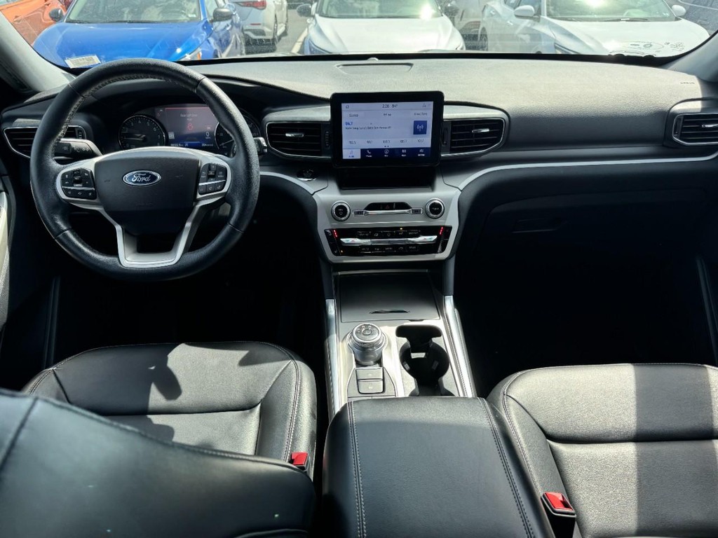 Ford Explorer Vehicle Full-screen Gallery Image 12