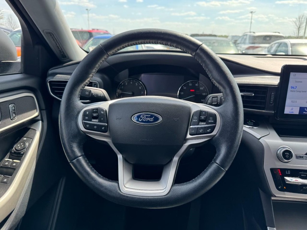 Ford Explorer Vehicle Full-screen Gallery Image 13