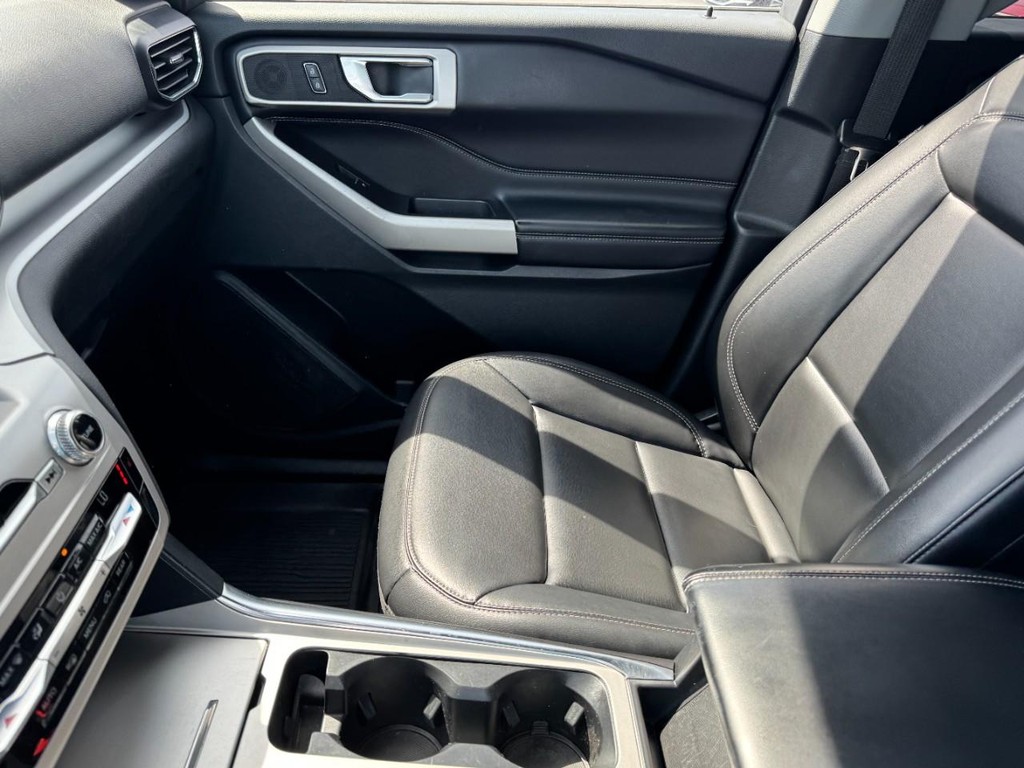 Ford Explorer Vehicle Full-screen Gallery Image 14