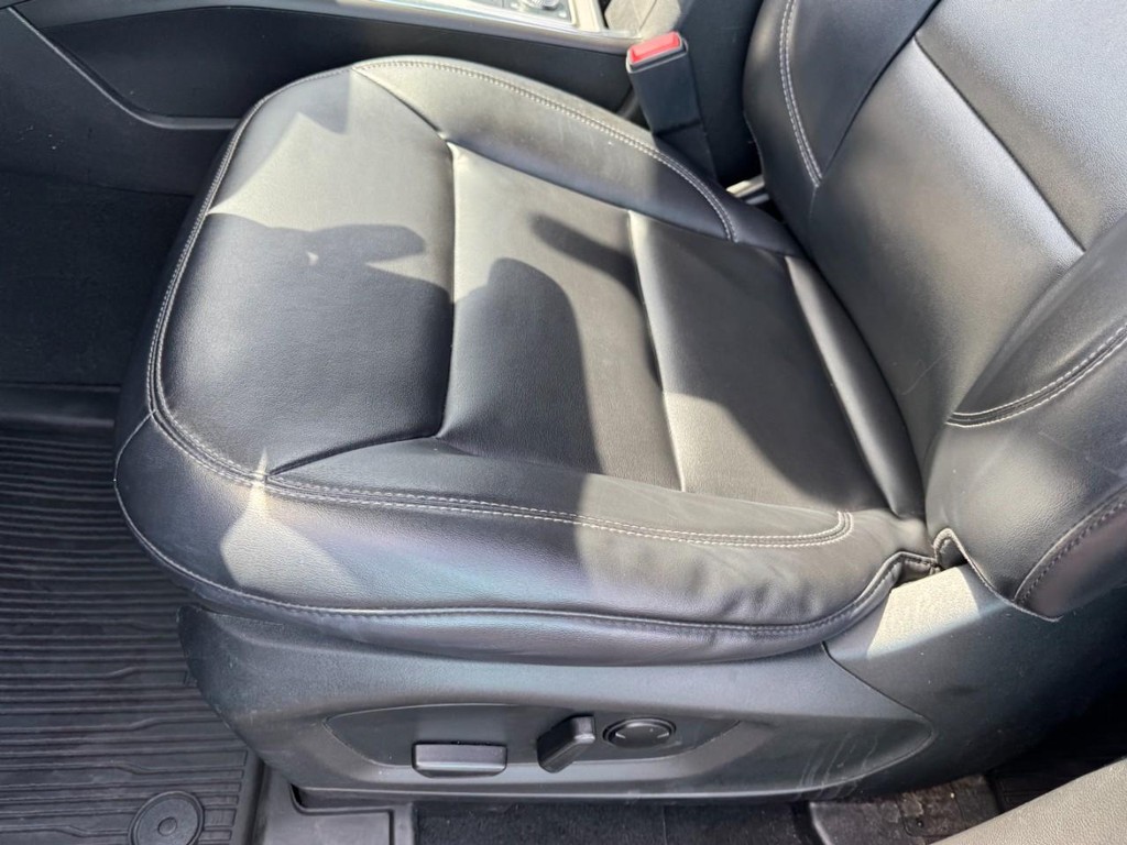 Ford Explorer Vehicle Full-screen Gallery Image 15