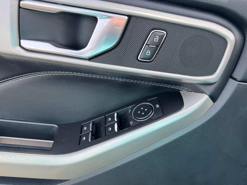 Ford Explorer Vehicle Full-screen Gallery Image 16