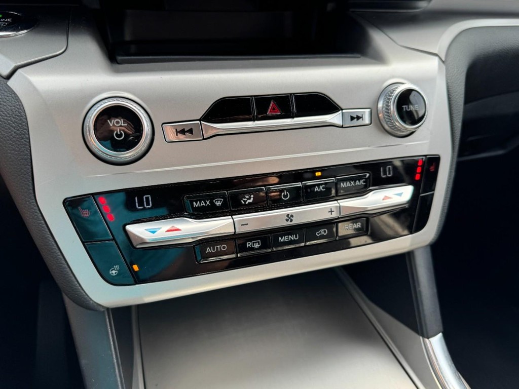 Ford Explorer Vehicle Full-screen Gallery Image 19