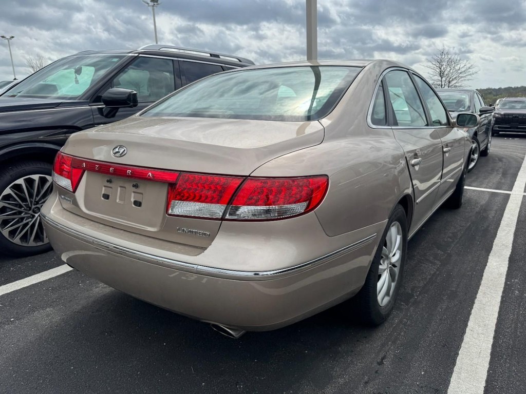 Hyundai Azera Vehicle Full-screen Gallery Image 02