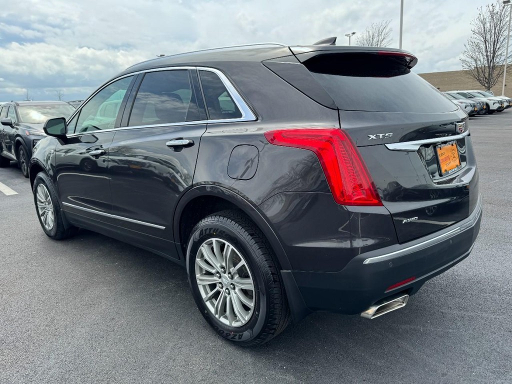 Cadillac XT5 Vehicle Full-screen Gallery Image 05